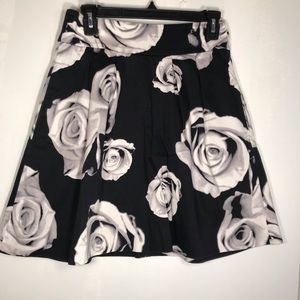 WHITE HOUSE BLACK MARKET BLACK FLORAL  Skirt Sz 00